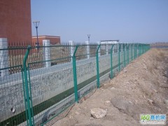 供應優質公路隔離柵  保證質量-- 安平縣許捷絲網廠銷售部