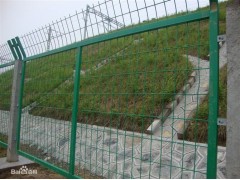 安平縣絲網之鄉生產的公路隔離柵品質優良-- 安平縣許捷絲網廠銷售部