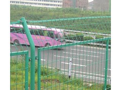 找公路隔離柵廠家專業加工定做-- 安平縣許捷絲網廠銷售部