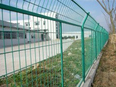供應山西優質公路隔離柵-- 安平縣許捷絲網廠銷售部