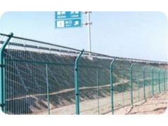 安平縣公路隔離柵廠家相當(dāng)專業(yè)-- 安平縣許捷絲網(wǎng)廠銷售部